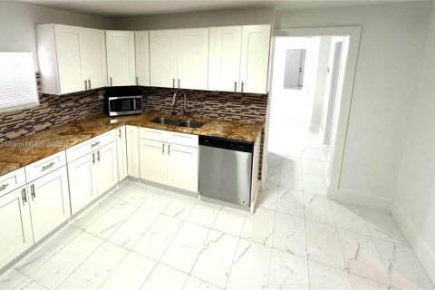 Снять в аренду виллу или дом в Форт-Лодердейл, Флорида 3 спальни, 167.22м2, № 1959627 - фото 23