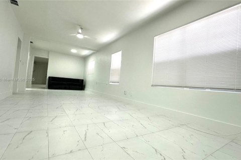 Снять в аренду виллу или дом в Форт-Лодердейл, Флорида 3 спальни, 167.22м2, № 1959627 - фото 9