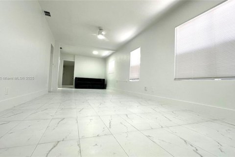 Снять в аренду виллу или дом в Форт-Лодердейл, Флорида 3 спальни, 167.22м2, № 1959627 - фото 10