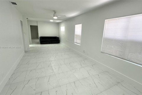 Снять в аренду виллу или дом в Форт-Лодердейл, Флорида 3 спальни, 167.22м2, № 1959627 - фото 8