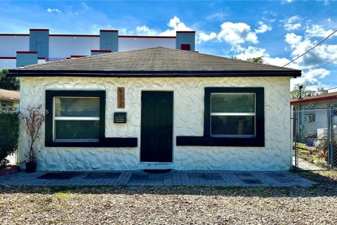 Снять в аренду виллу или дом в Форт-Лодердейл, Флорида 3 спальни, 167.22м2, № 1959627 - фото 1