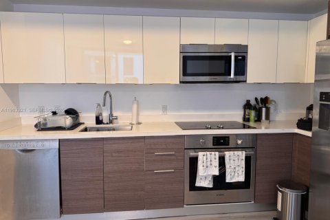 Condo in Miami, Florida, 1 bedroom № 2081007 - photo 4