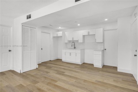 House in Miami, Florida 3 bedrooms, 84.73 sq.m. № 1989642 - photo 8