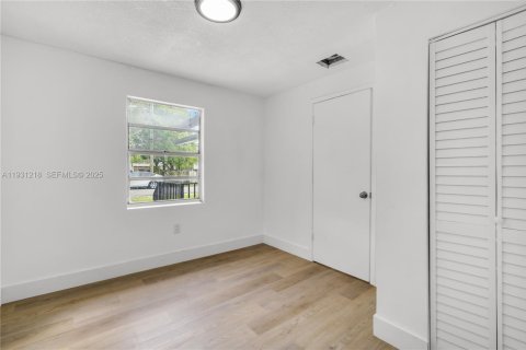 House in Miami, Florida 3 bedrooms, 84.73 sq.m. № 1989642 - photo 15