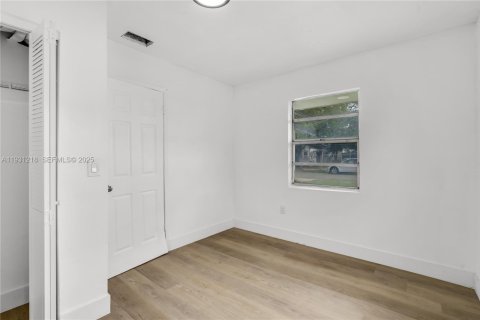 House in Miami, Florida 3 bedrooms, 84.73 sq.m. № 1989642 - photo 12