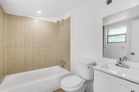 House in Miami, Florida 3 bedrooms, 84.73 sq.m. № 1989642 - photo 17