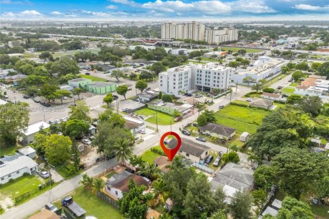 House in Miami, Florida 3 bedrooms, 84.73 sq.m. № 1989642 - photo 22