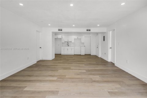 House in Miami, Florida 3 bedrooms, 84.73 sq.m. № 1989642 - photo 10