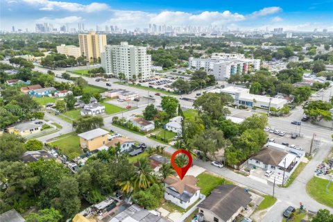 House in Miami, Florida 3 bedrooms, 84.73 sq.m. № 1989642 - photo 24