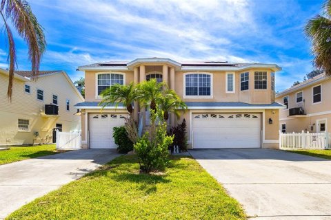 House in New Port Richey, Florida 4 bedrooms, 147.34 sq.m. № 2110721 - photo 2