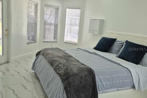 House in New Port Richey, Florida 4 bedrooms, 147.34 sq.m. № 2110721 - photo 13