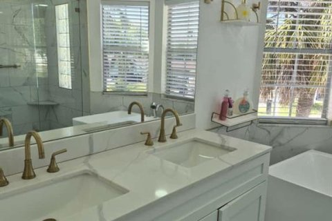 House in New Port Richey, Florida 4 bedrooms, 147.34 sq.m. № 2110721 - photo 15