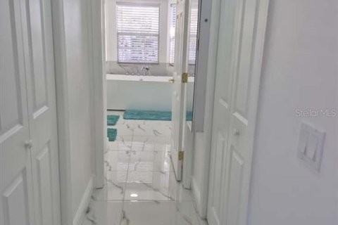 House in New Port Richey, Florida 4 bedrooms, 147.34 sq.m. № 2110721 - photo 14