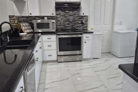 House in New Port Richey, Florida 4 bedrooms, 147.34 sq.m. № 2110721 - photo 8