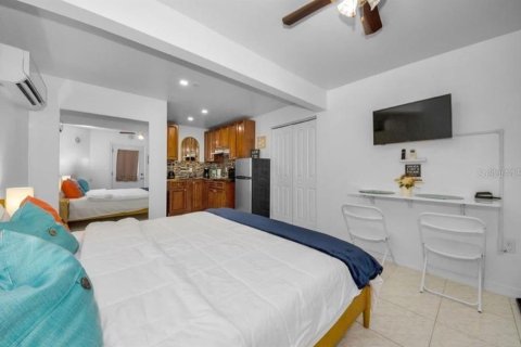 House in New Port Richey, Florida 4 bedrooms, 147.34 sq.m. № 2110721 - photo 18