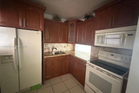 Купить кондоминиум в Хайалиа Гарденс, Флорида 2 спальни, 75.9м2, № 2058930 - фото 11