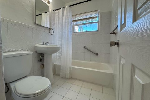 Casa en alquiler en Miami, Florida, 2 dormitorios, 66.33 m2 № 1931757 - foto 13