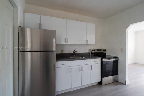 Casa en alquiler en Miami, Florida, 2 dormitorios, 66.33 m2 № 1931757 - foto 3