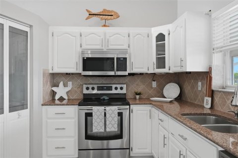 House in Hernando Beach, Florida 3 bedrooms, 205.31 sq.m. № 2234265 - photo 23