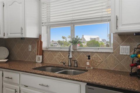 House in Hernando Beach, Florida 3 bedrooms, 205.31 sq.m. № 2234265 - photo 24