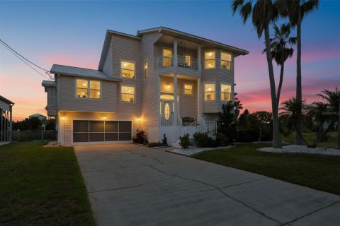 House in Hernando Beach, Florida 3 bedrooms, 205.31 sq.m. № 2234265