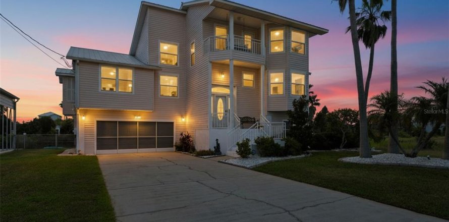 House in Hernando Beach, Florida 3 bedrooms, 205.31 sq.m. № 2234265