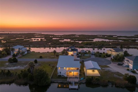 House in Hernando Beach, Florida 3 bedrooms, 205.31 sq.m. № 2234265 - photo 2