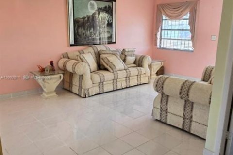 House in Miami, Florida 3 bedrooms, 106.47 sq.m. № 2068508 - photo 2