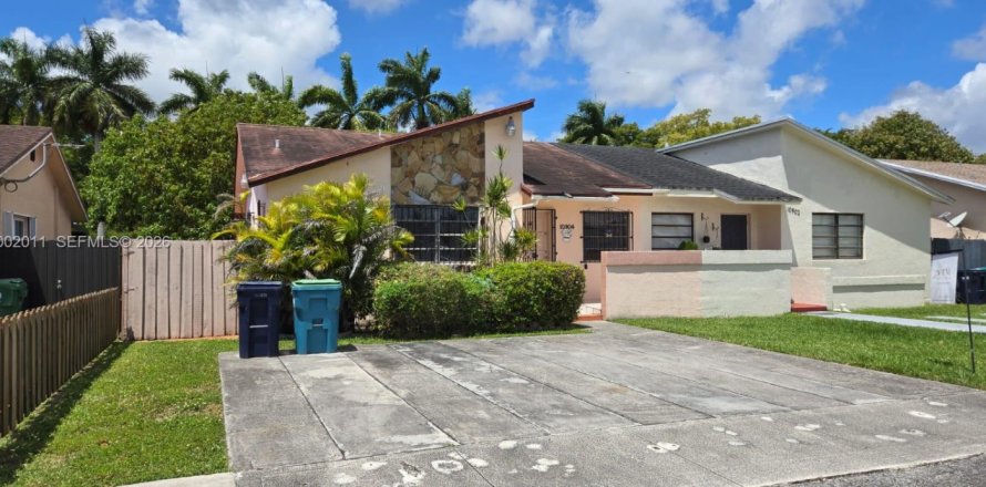 House in Miami, Florida 3 bedrooms, 106.47 sq.m. № 2068508