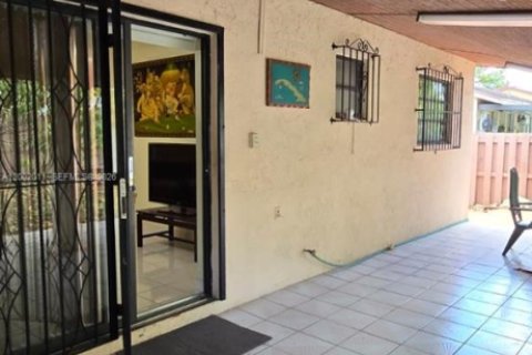 House in Miami, Florida 3 bedrooms, 106.47 sq.m. № 2068508 - photo 5