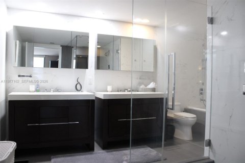 Condominio en alquiler en Miami, Florida, 3 dormitorios, 198.25 m2 № 2041590 - foto 13