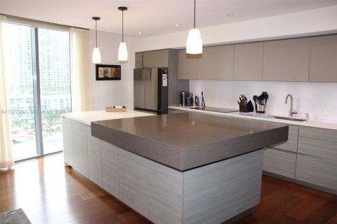 Condominio en alquiler en Miami, Florida, 3 dormitorios, 198.25 m2 № 2041590 - foto 5