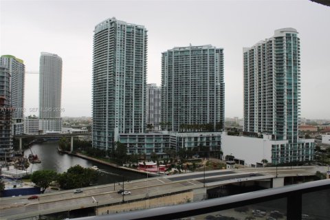 Condominio en alquiler en Miami, Florida, 3 dormitorios, 198.25 m2 № 2041590 - foto 14