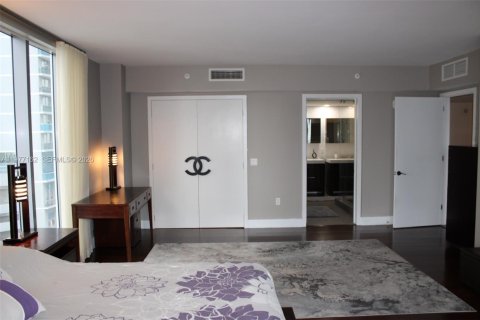 Condominio en alquiler en Miami, Florida, 3 dormitorios, 198.25 m2 № 2041590 - foto 10