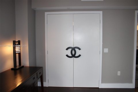 Condominio en alquiler en Miami, Florida, 3 dormitorios, 198.25 m2 № 2041590 - foto 11