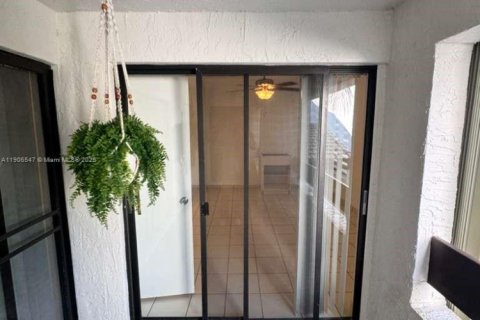 Condominio en alquiler en Miami, Florida, 2 dormitorios, 89.65 m2 № 2012351 - foto 13