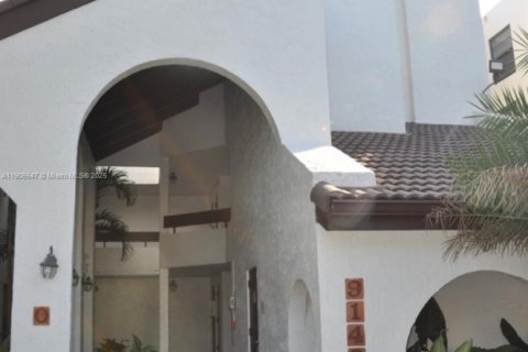 Condominio en alquiler en Miami, Florida, 2 dormitorios, 89.65 m2 № 2012351 - foto 2