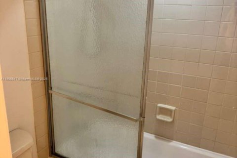 Condominio en alquiler en Miami, Florida, 2 dormitorios, 89.65 m2 № 2012351 - foto 27