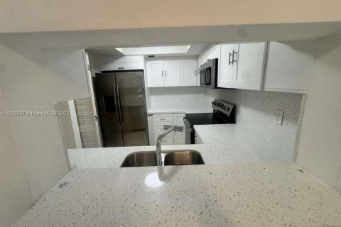 Condominio en alquiler en Miami, Florida, 2 dormitorios, 89.65 m2 № 2012351 - foto 9