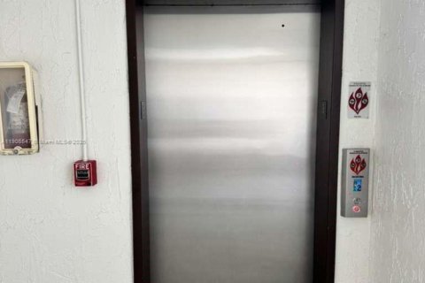 Condominio en alquiler en Miami, Florida, 2 dormitorios, 89.65 m2 № 2012351 - foto 24