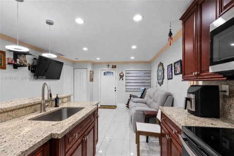 Touwnhouse à vendre à Miami Gardens, Floride: 3 chambres, 120.96 m2 № 2409345 - photo 15