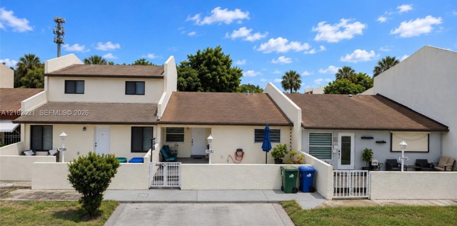 Touwnhouse à Miami Gardens, Floride 3 chambres, 120.96 m2 № 2409345