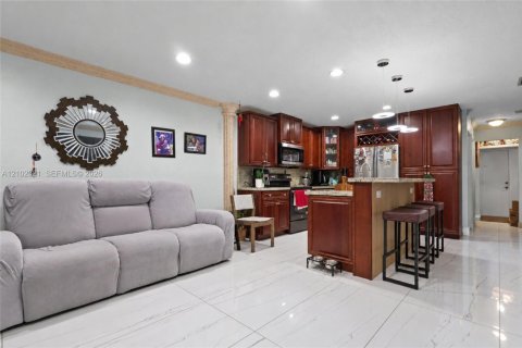 Touwnhouse à vendre à Miami Gardens, Floride: 3 chambres, 120.96 m2 № 2409345 - photo 7
