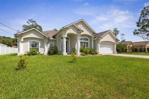 House in Palm Coast, Florida 4 bedrooms, 231.14 sq.m. № 1915220 - photo 1