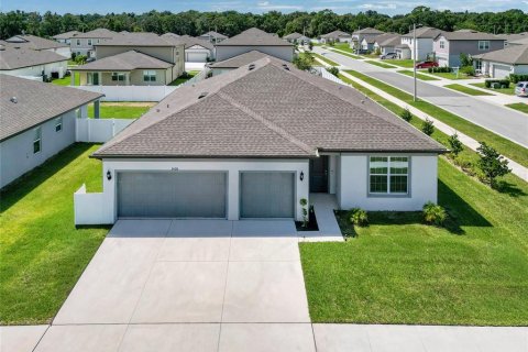 Casa en venta en Winter Haven, Florida, 4 dormitorios, 209.12 m2 № 1905314 - foto 1