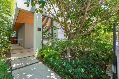 Condo in Miami, Florida, 5 bedrooms  № 2072573 - photo 4