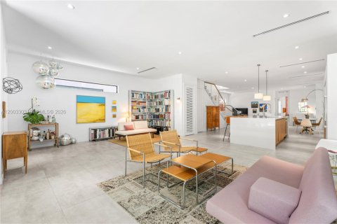 Condo in Miami, Florida, 5 bedrooms  № 2072573 - photo 15