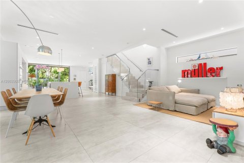 Condo in Miami, Florida, 5 bedrooms  № 2072573 - photo 6
