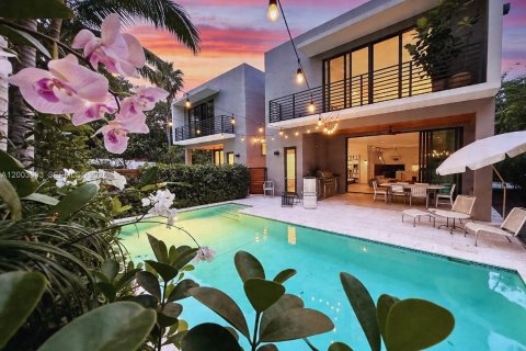 Condo in Miami, Florida, 5 bedrooms  № 2072573