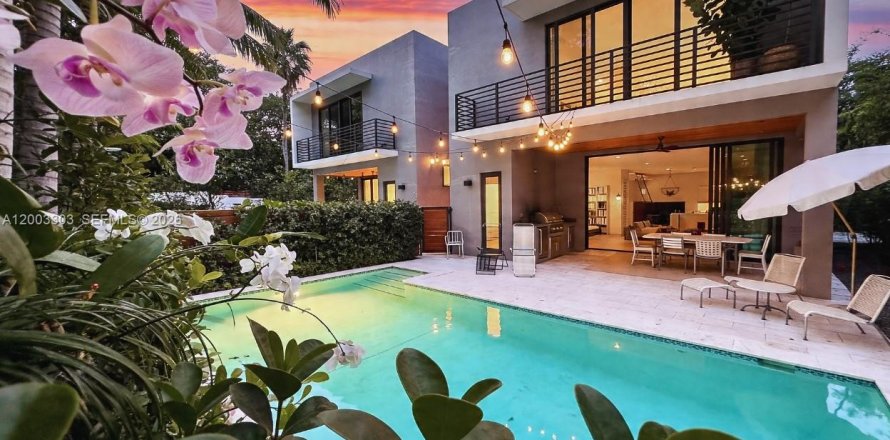 Condo in Miami, Florida, 5 bedrooms  № 2072573